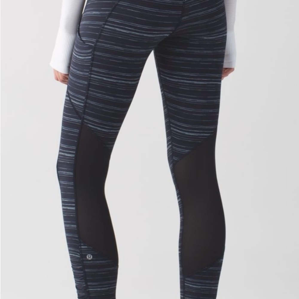 Lululemon Speed Crop Tights Leggings 
Cyber Stripe Naval Blue Black Size 10